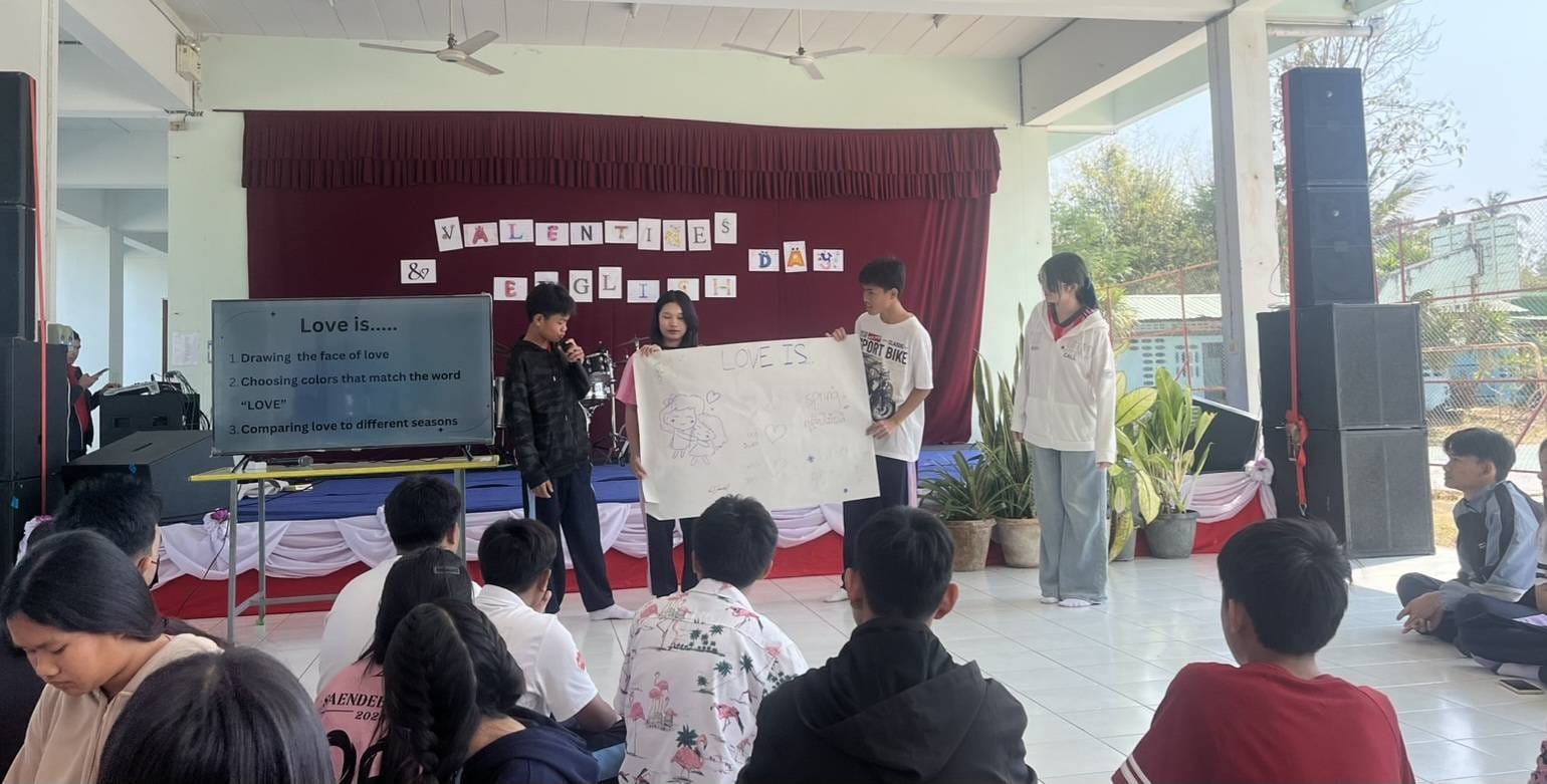 Hoc sinh Thai Lan  truong Cong giao thao luan ve tinh yeu.jpeg (141 KB)