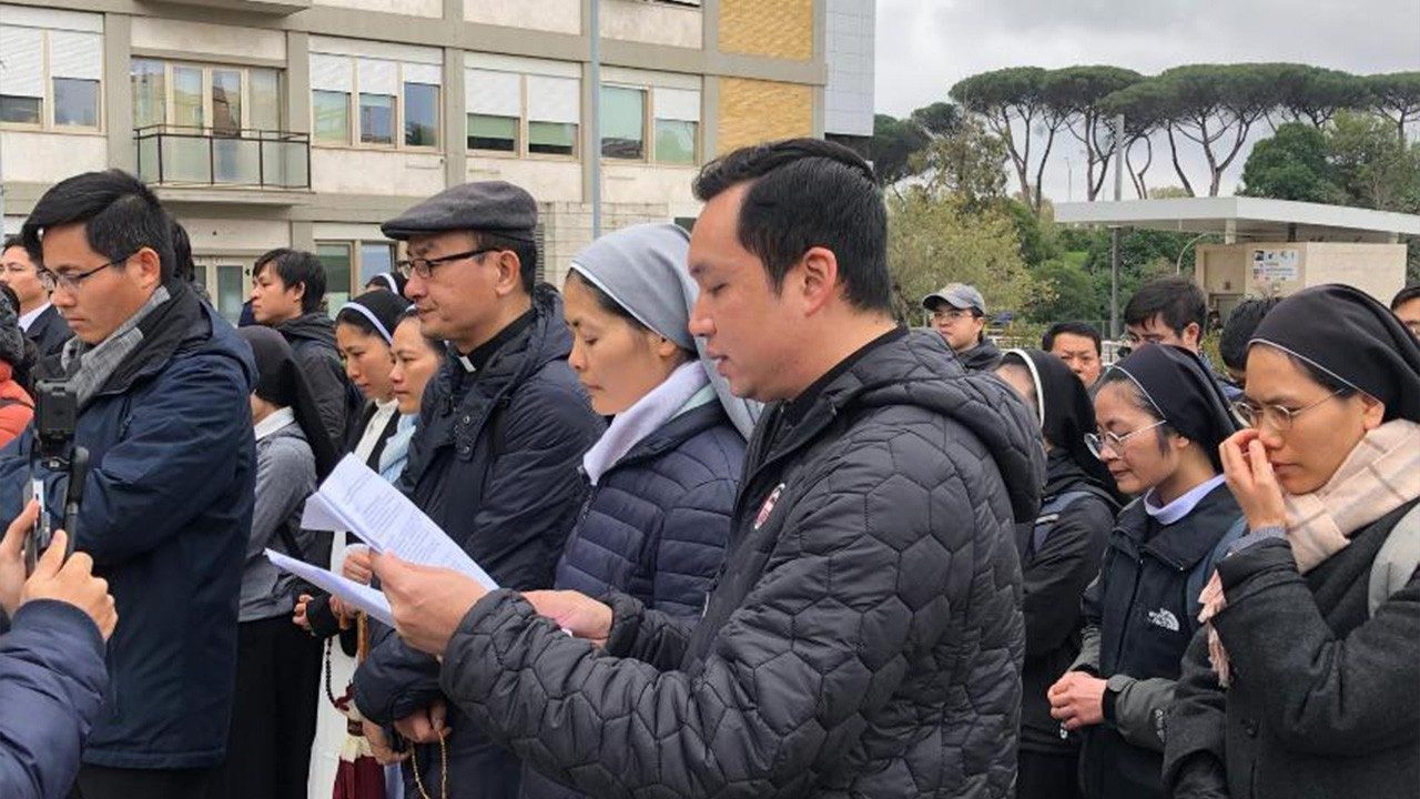 Liên tu sĩ và giáo dân Việt Nam cầu nguyện cho ĐTC - ảnh Vatican Media.jpeg (187 KB)