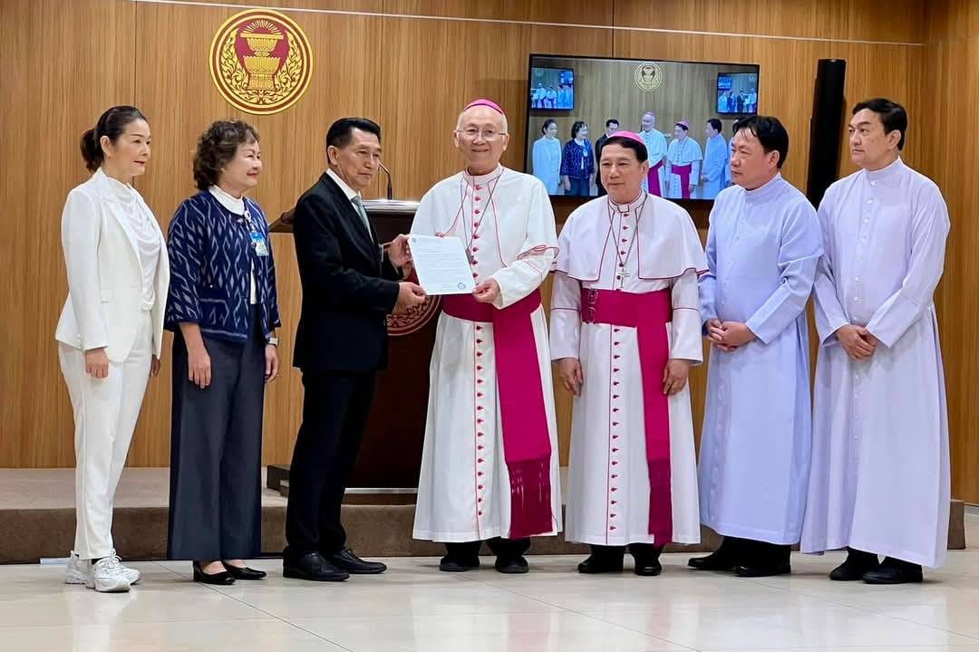 Archbishop Francis Xavier Vira Arpondratana trinh tuyen bo le quoc hoi.jpeg (90 KB)