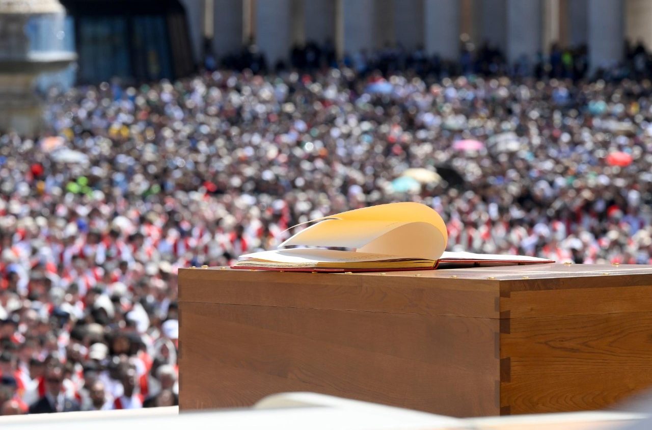 Quan tài giản dị, đặt giữa quảng trường Thánh Phêrô - ảnh Vatican Media.jpeg (137 KB)