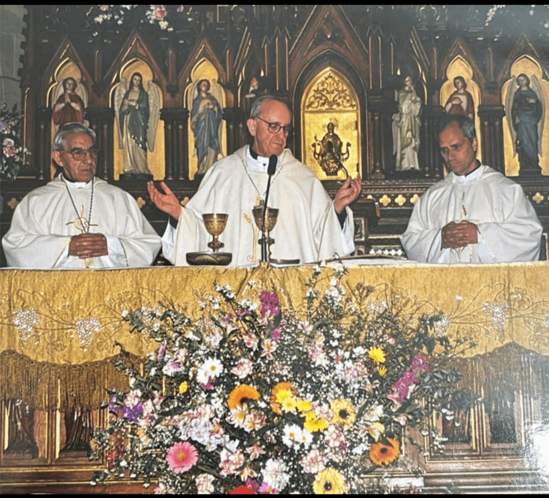 Đức Tổng Giám mục Bergoglio đồng tế thánh lễ với cha Prevost vào năm 2006.png (642 KB)
