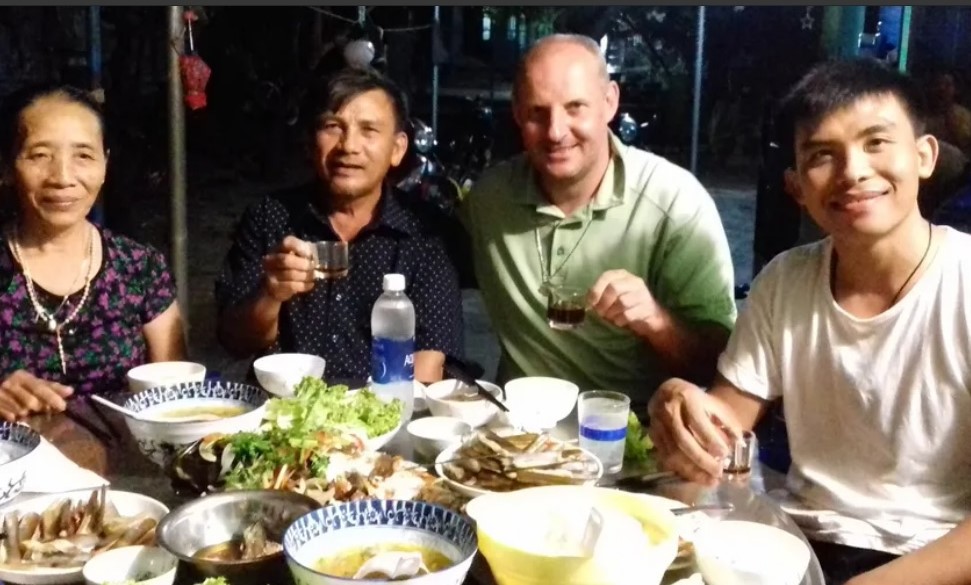 Về quê các anh em tu sĩ, thỉnh sinh là dịp để tiếp xúc thêm người của nhiều vùng miền.jpg (132 KB)