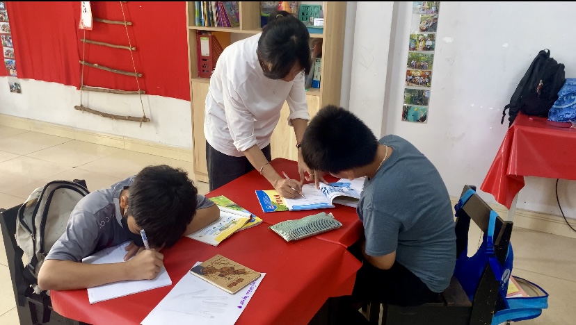 Hình 1_ Các em lớp 4 đang học làm toán.PNG (146 KB)