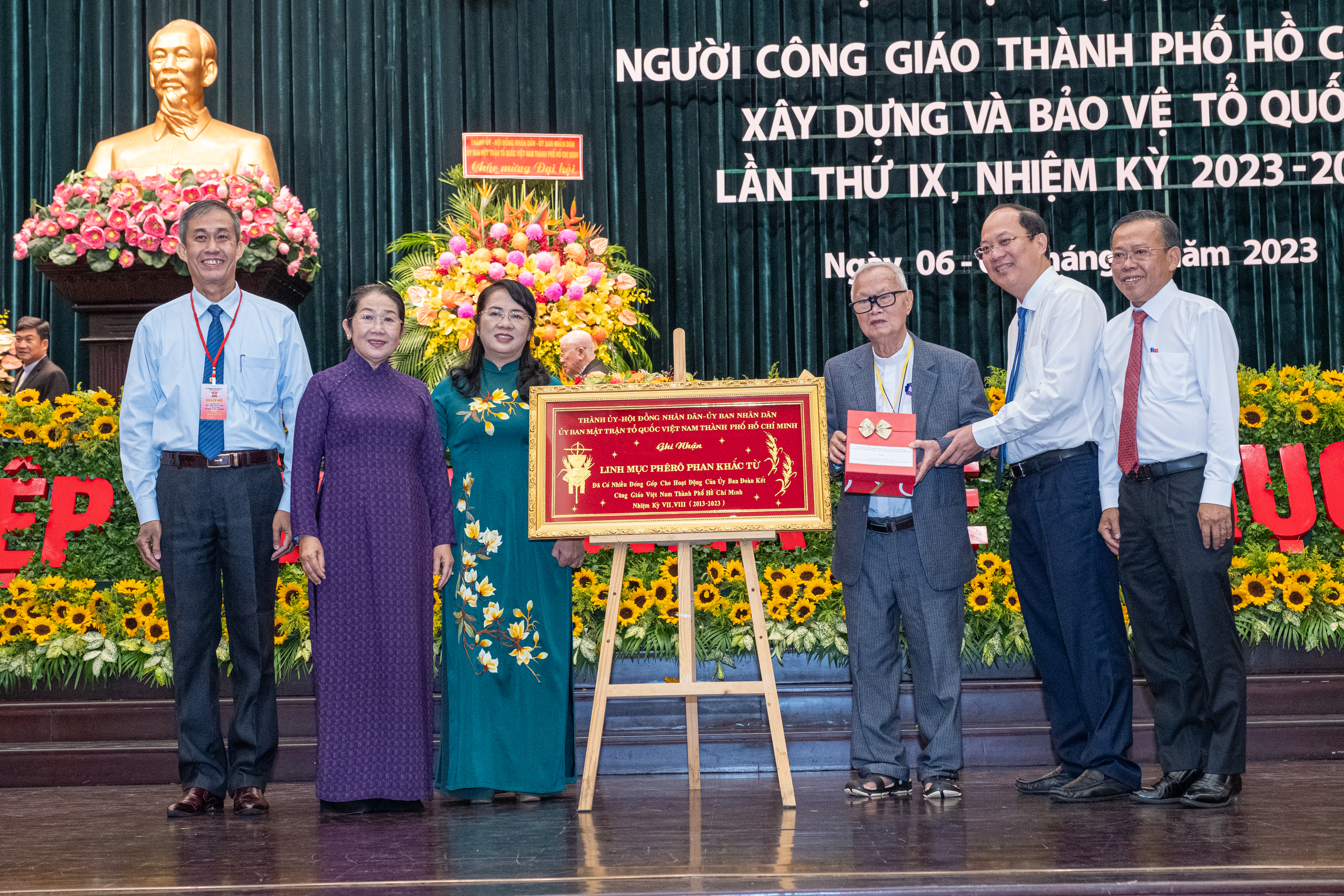Cha Phêro Phan Khắc Từ nhận bằng tri ân với vai trò Chủ tịch danh dự UBĐK Công giáo Việt Nam TP.HCM.jpg (23.31 MB)