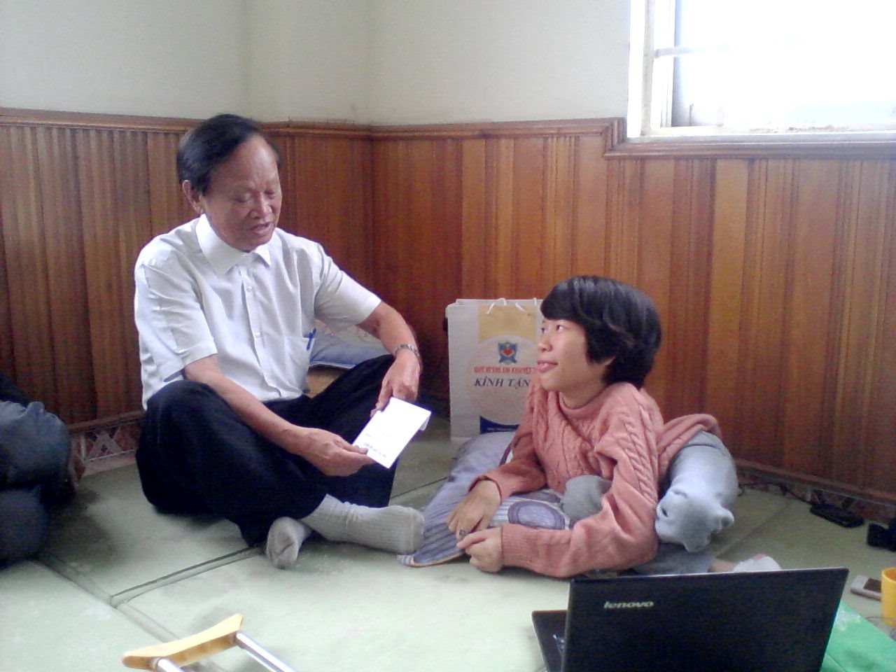 Lm Phan Khac Từ  thăm Nguyễn Thị Vân.jpg (169 KB)