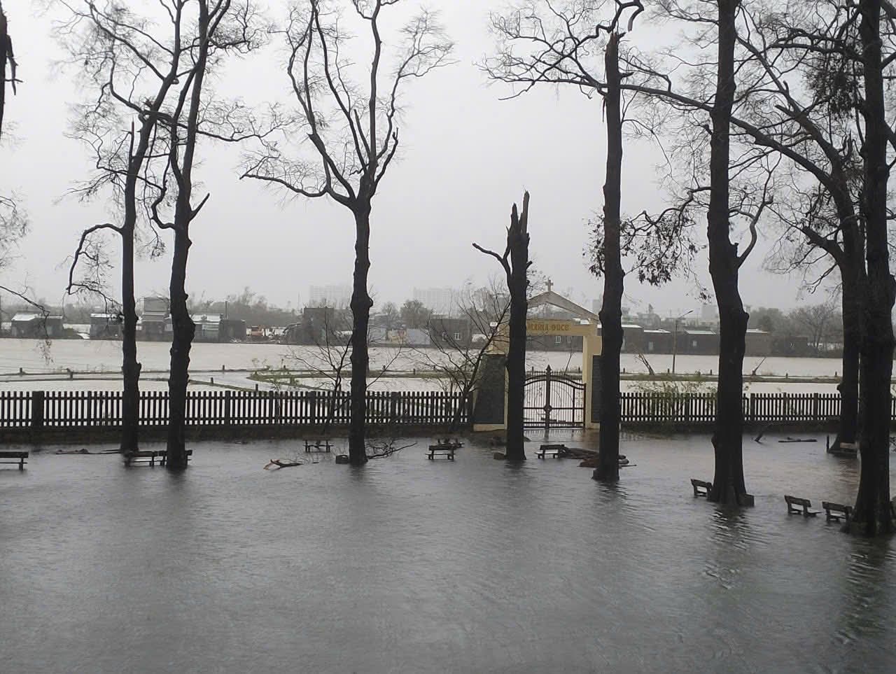 Làng Sông ngày 18- 19.11 vừa qua lại ngập chìm trong biển nước lũ.jpg (139 KB)