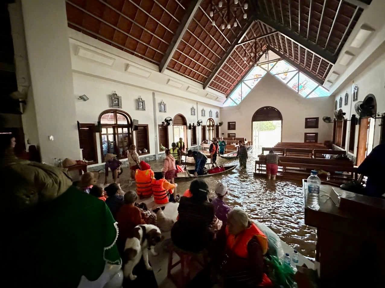 Người dân di trú đến nhà thờ Đồng Cháy .jpg (118 KB)