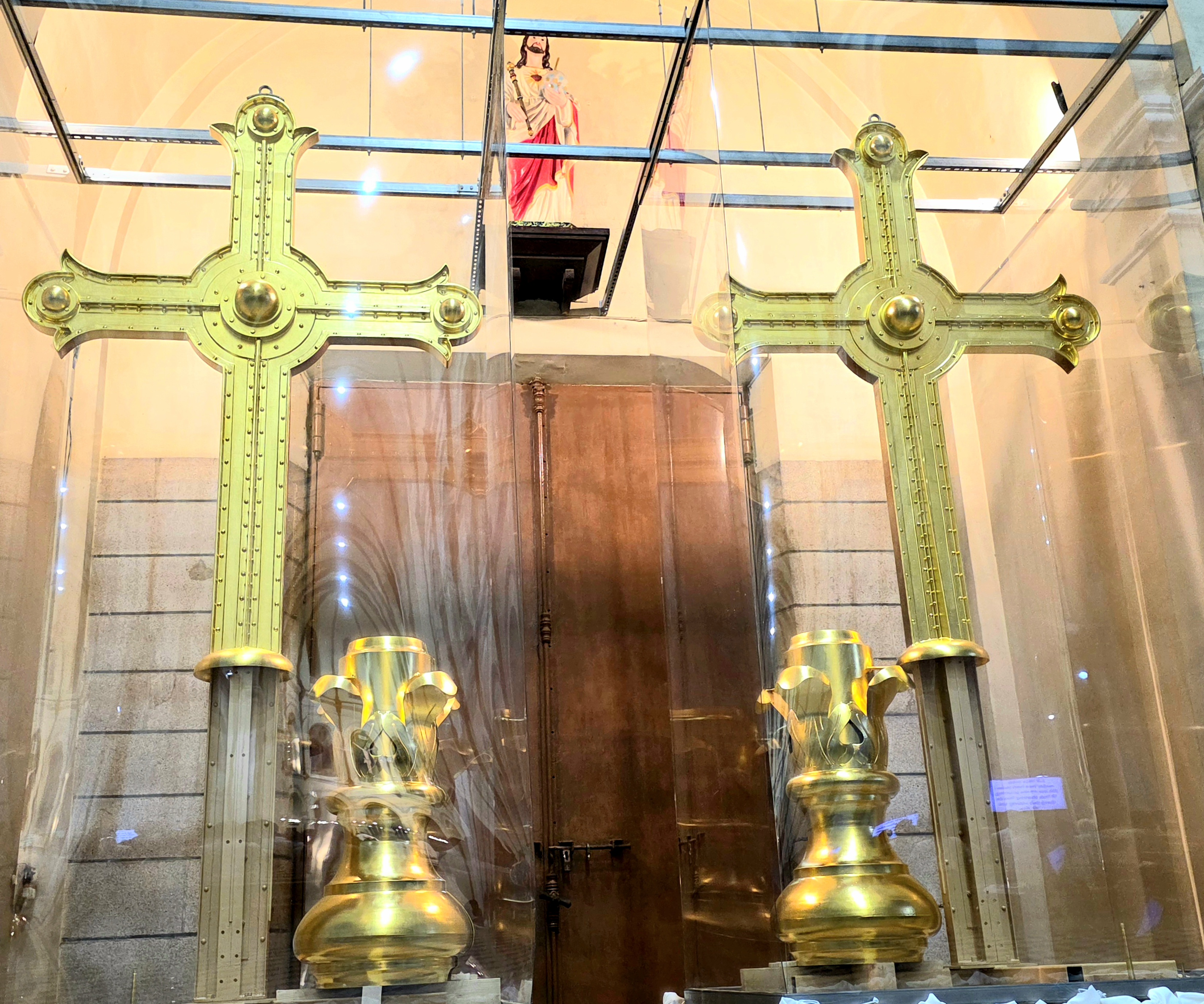 “Nếu Chúa cho bình an, hai Thánh Giá có thể đứng trên tháp hàng trăm năm nữa”