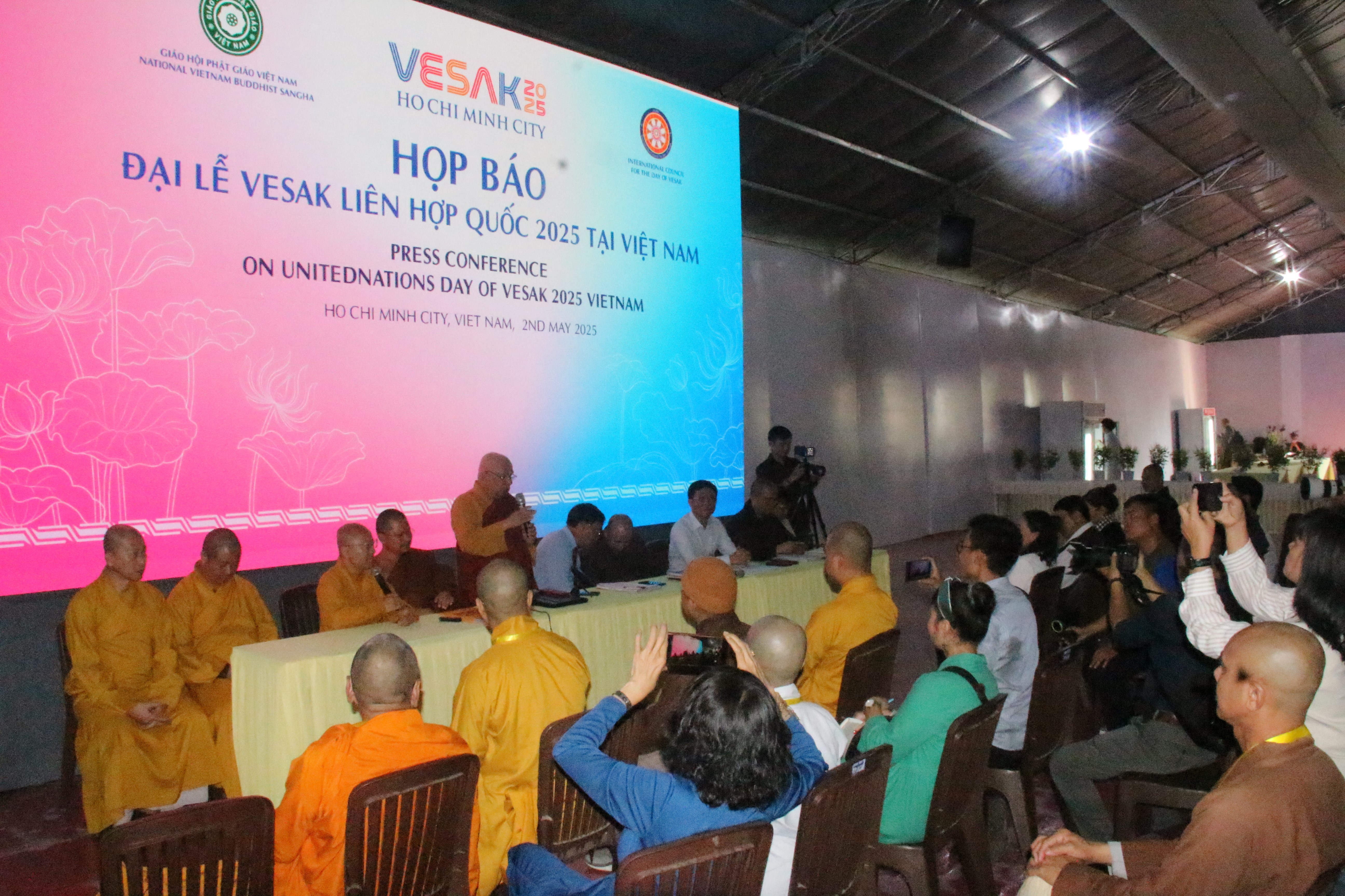 Trungtam bao chi Vesak 2.JPG (4.55 MB)