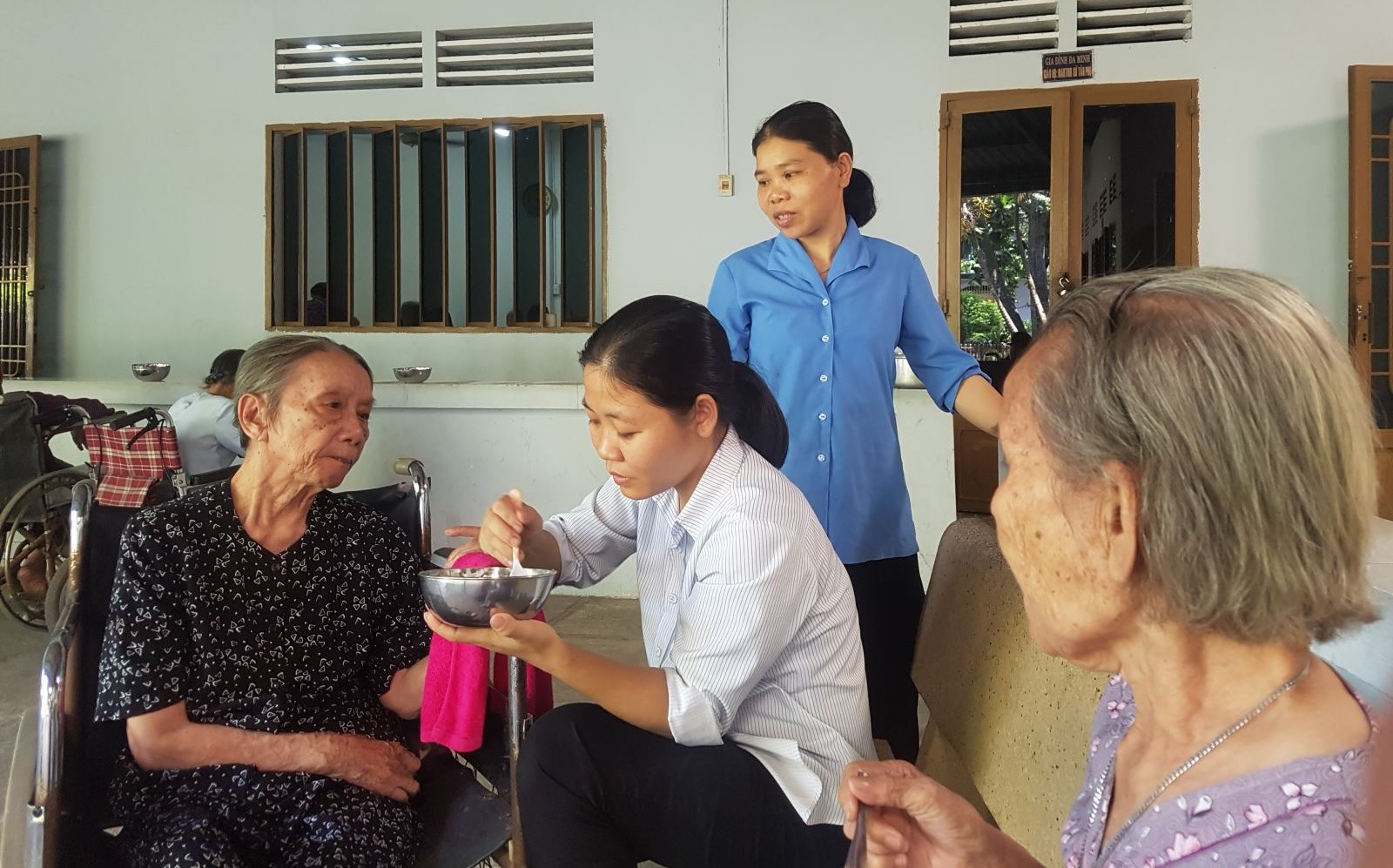 Chăm sóc người già neo đơn là công việc dòng Mẹ Nhân Ái - ảnh M.Jpeg (341 KB)