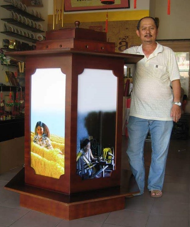 Trần Quốc Ẩn với lồng đèn kéo quân.jpg (97 KB)