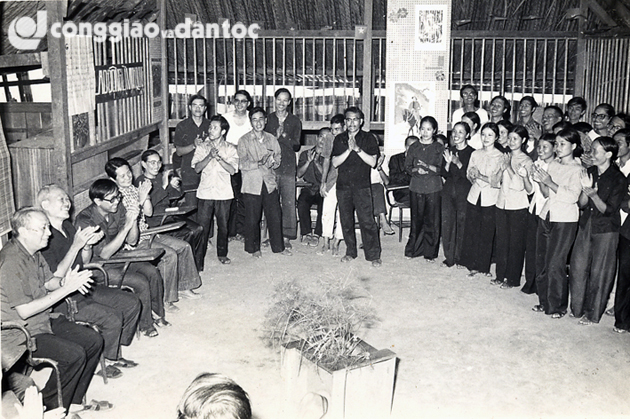 TGM Binh va Lm,Ts tai NongTruong CuChi 02.jpg (305 KB)