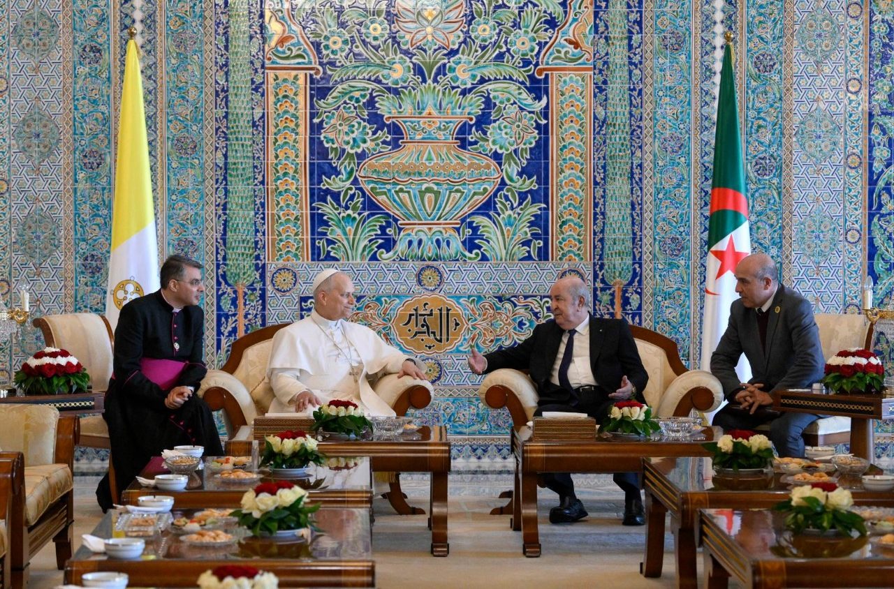 Đức Thánh Cha thảo luận với Tổng thống Algeria Tổng thống Algeria Abdelmadjid Tebboune - ảnh Vatican Media.jpeg (333 KB)