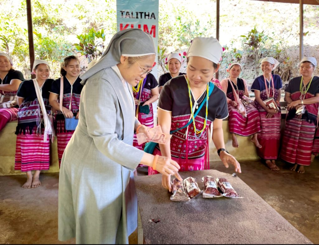 Sơ Marie-Agnes Suwanna Buasap tham gia buổi huấn luyện cộng đồng với phụ nữ dân tộc thiểu số vùng núi ở miền bắc Thái Lan.jpg (171 KB)