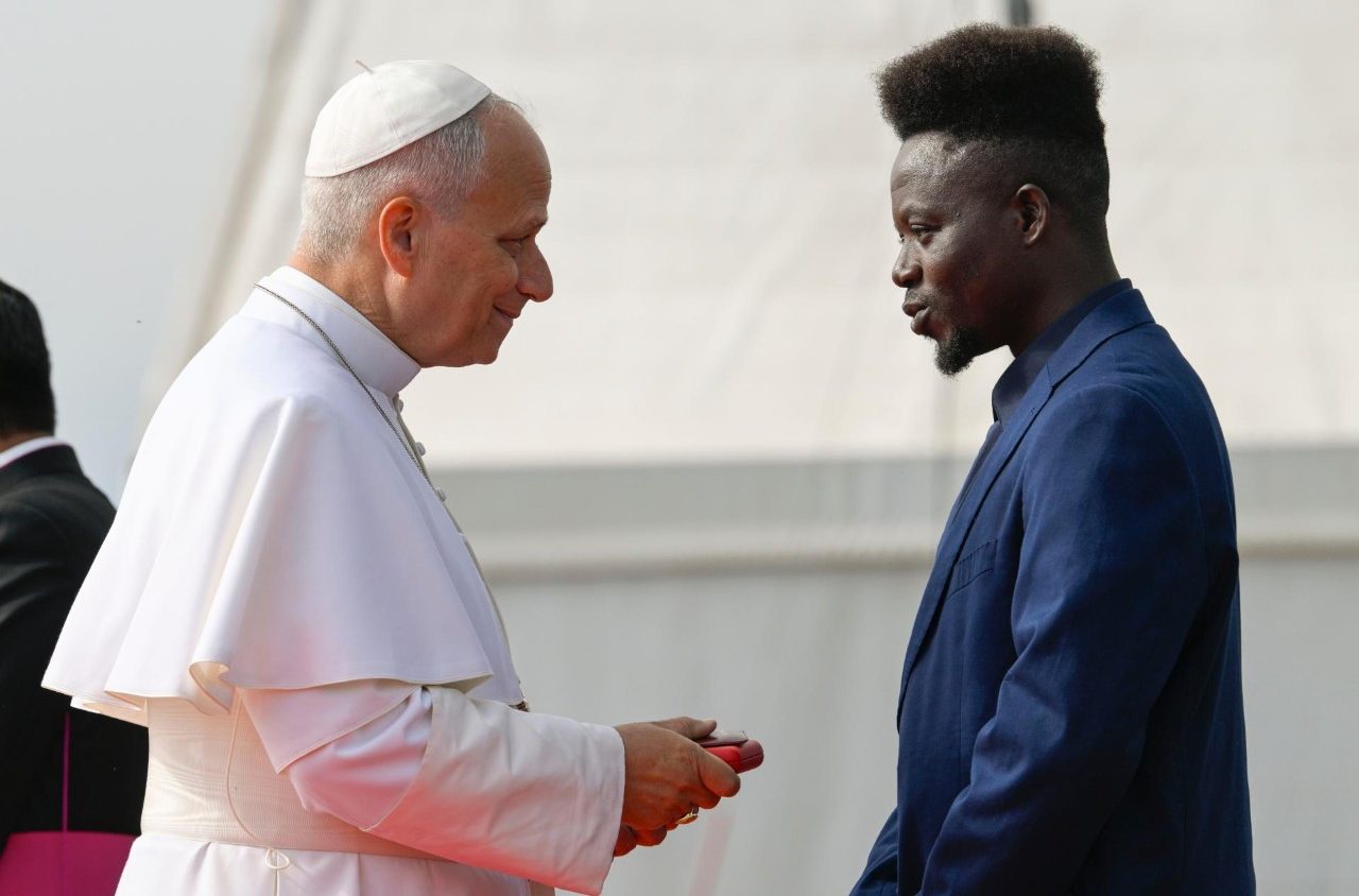 Hinh chinh_Đức Lêô XIV gặp gỡ người nhập cư tại Canary - ảnh Vatican Media.jpeg (87 KB)
