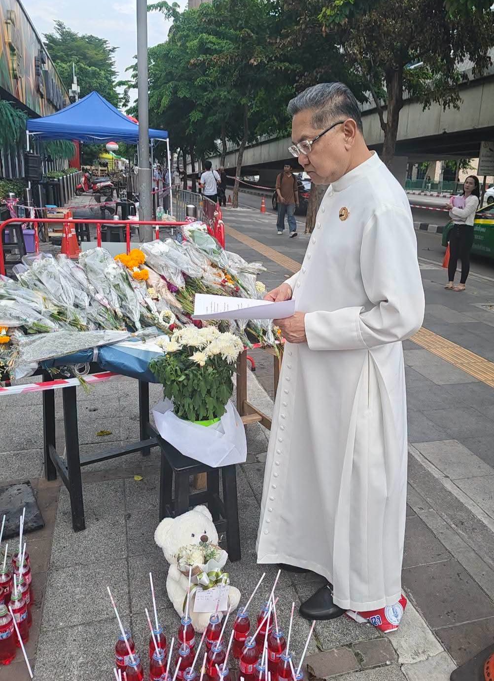 Lm Andrew Vissanu Thanya-anant, chánh xứ Thánh Gioan, đọc lời chia buồn tại lễ tưởng niệm bên ngoài khu giải trí Rong Beer Na Ladprao ở Bangkok.jpg (562 KB)