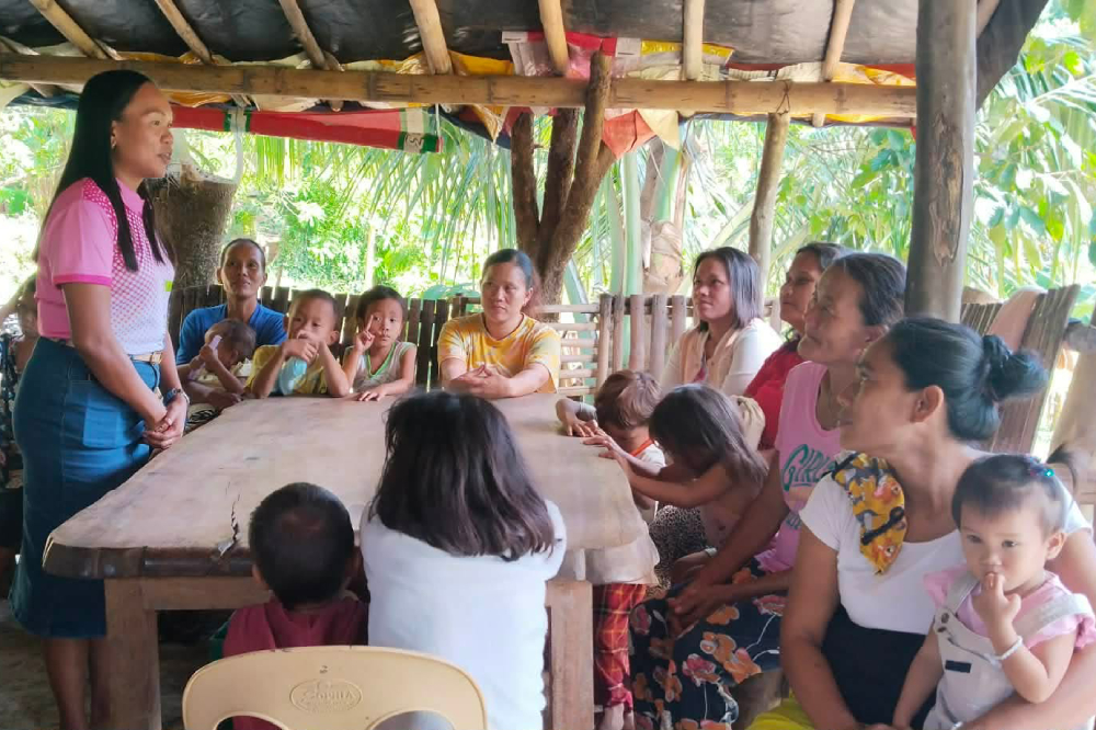 Các thành viên cộng đồng tham dự buổi tập huấn về bảo vệ trẻ em do Tổ chức Chăm sóc Mục vụ Trẻ em Salvatorian Cebu tổ chức.jpg (677 KB)