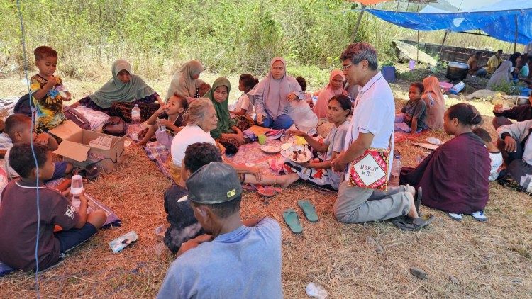 Đông đất ở Indonesia- hàng ngàn người lâm cảnh màn trời chiếu đất.jpeg (117 KB)