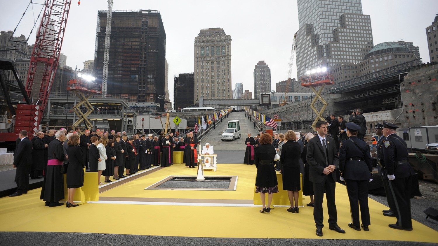 Đức Bênêđictô cầu nguyện tại Ground Zero - ảnh Vatican Media.jpeg (268 KB)