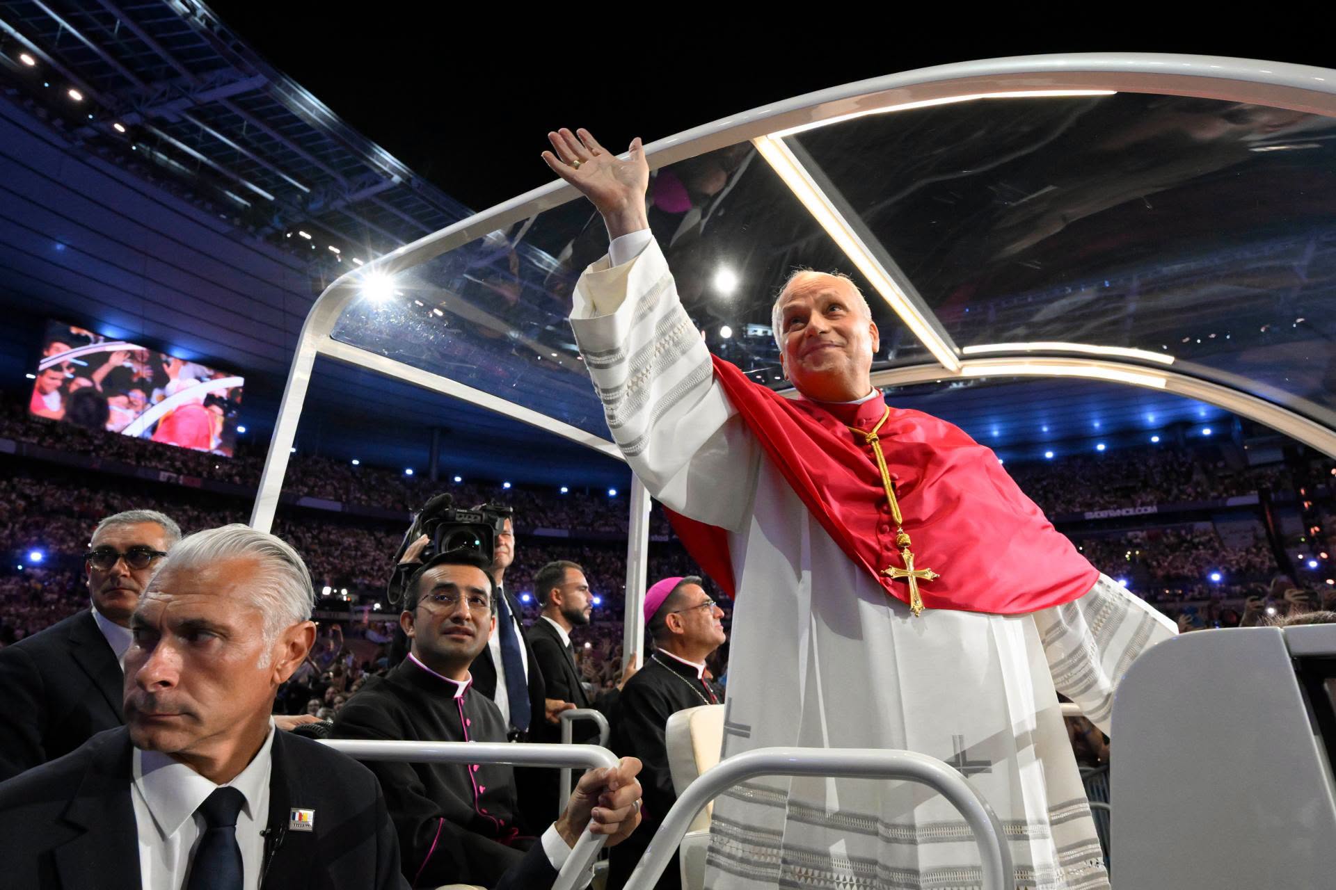 Với 80.000 bạn trẻ tại sân vận động Quốc gia Pháp - ảnh Vatican Media.jpg (240 KB)