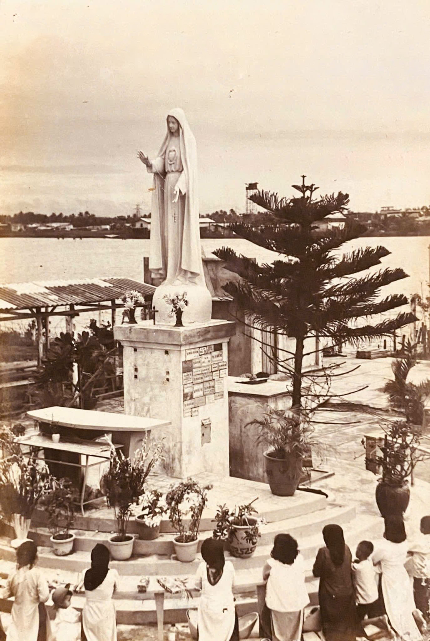 Tượng Đức Mẹ Fatima cạnh bờ sông những ngày đầu tiên. Ảnh Lược sử địa phận Sài Gòn.jpg (775 KB)
