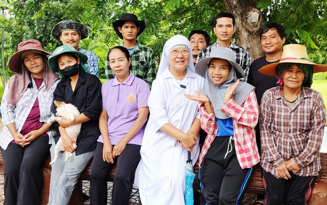 Thái Lan - Sơ Monrudee Roekmaneechai, cùng các thành viên nhóm sinh thái góp phần bảo vệ môi trường ở Thái Lan.jpg (492 KB)