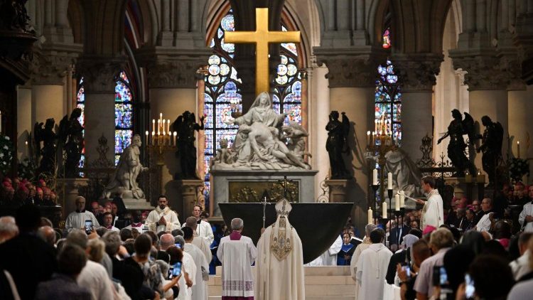 Kinh chieu 03_Đức Thánh Cha chủ sự giờ Kinh Chiều tại Nhà thờ Đức Bà Paris   (Vatican Media).jpeg (74 KB)