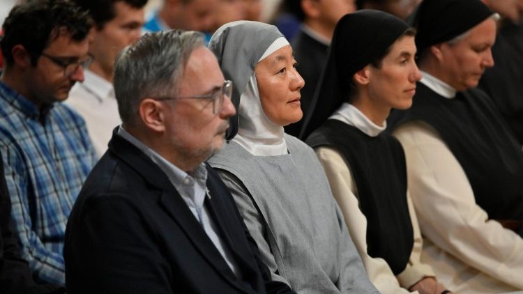 Kinh chieu 04_Đức Thánh Cha chủ sự giờ Kinh Chiều tại Nhà thờ Đức Bà Paris   (Vatican Media).jpeg (45 KB)