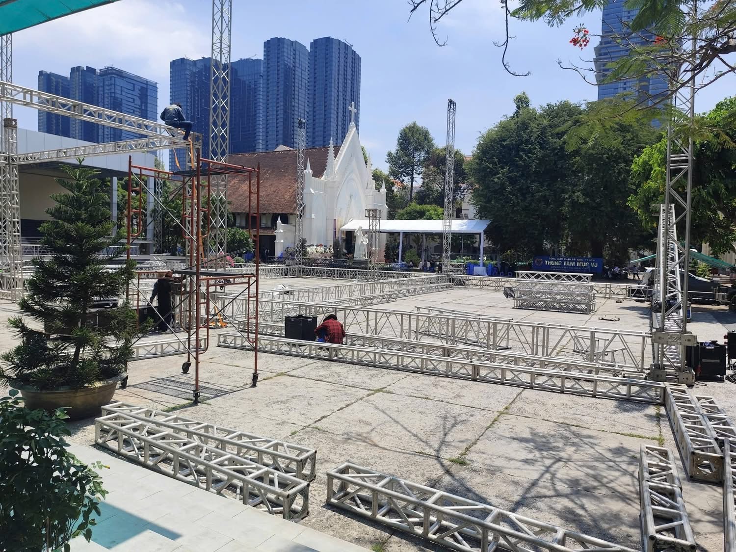 lam le dai.JPG (589 KB)