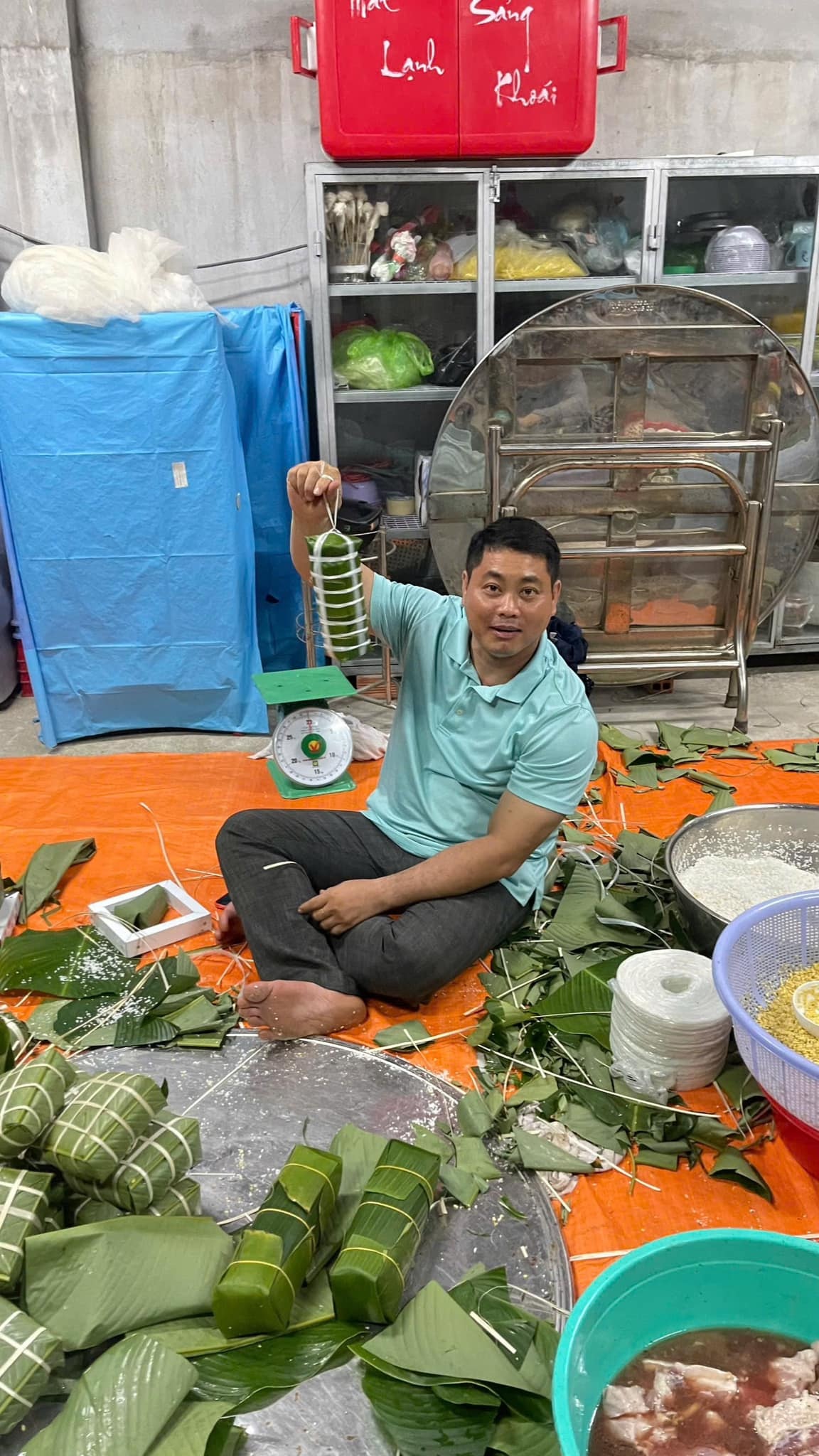 Cha Tâm gói bánh tét bán dịp Tết.jpg (533 KB)