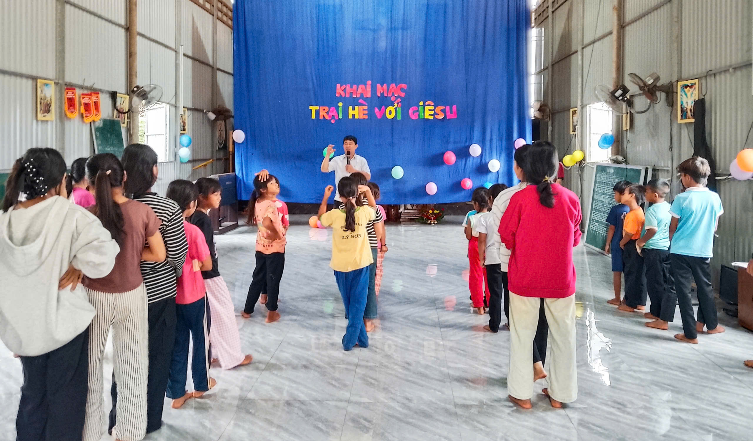 Xen kẽ các buổi học văn hóa là giờ sinh hoạt, dạy nhân bản.jpg (730 KB)