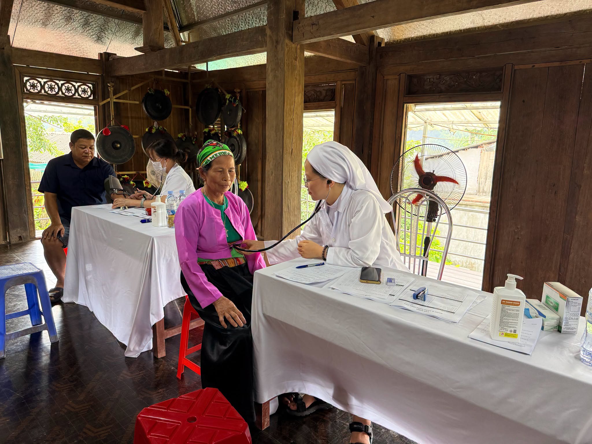Caritas TGP Hà Nội tổ chức khám bệnh giáo giáo xứ Mường Riệc.jpg (426 KB)