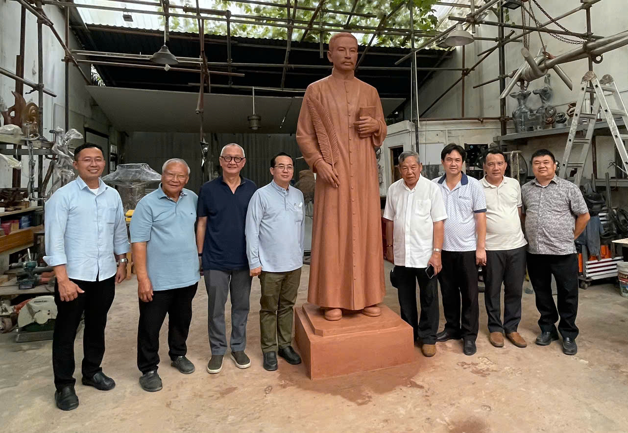 Cha Phêrô Vũ Văn Hài cùng các cha GP Cần Thơ ngày duyệt mẫu.jpg (305 KB)