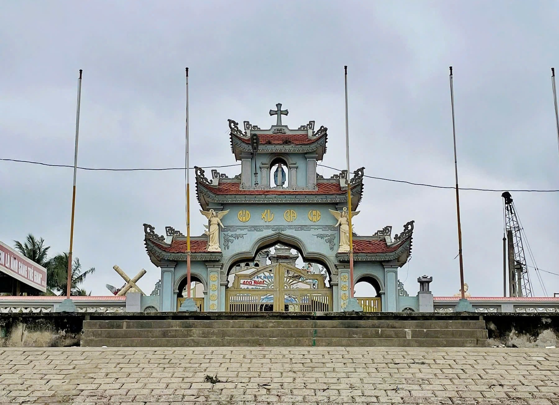 Hình 1.2.1 – Cổng nhà thờ Ba Làng nhìn từ phía bờ biển.jpg (441 KB)