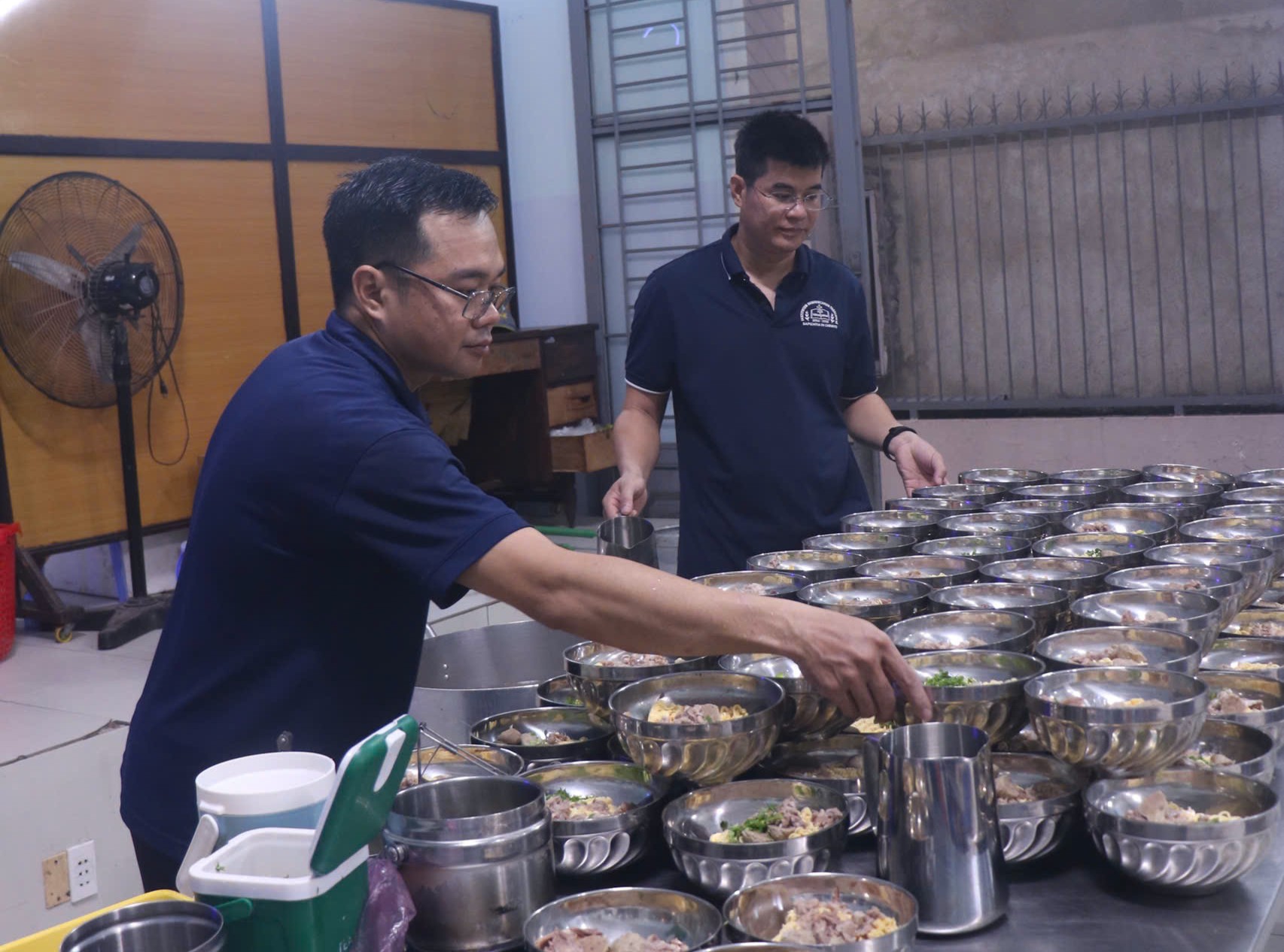 Một căn bếp nhỏ luôn đỏ lửa trước bình minh