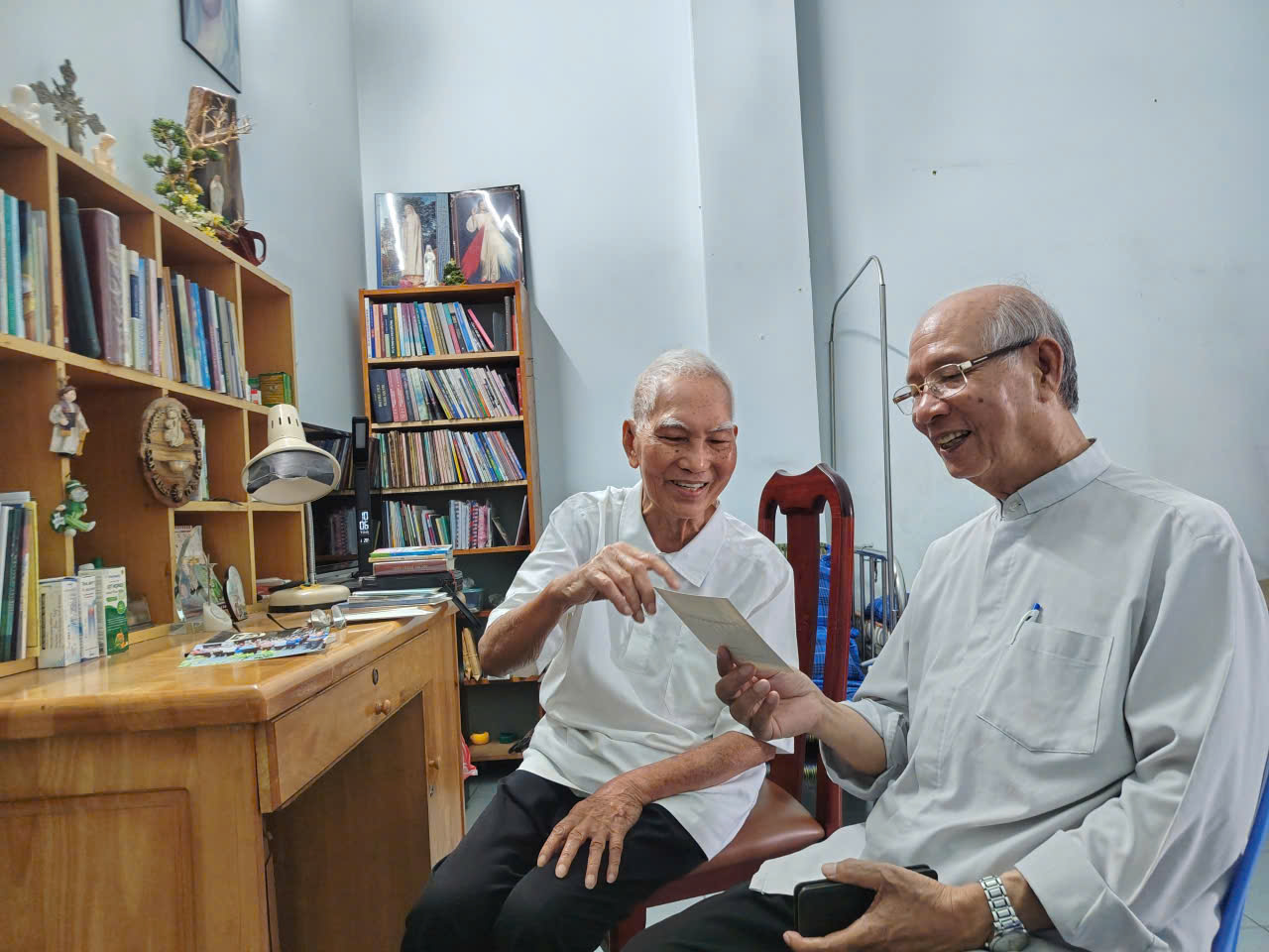 hình 2_ Cha Antôn Maria Claret Nguyễn Ngọc Lâm (phải) đang trò chuyện với cha Đa Minh Nguyễn Đức Bình.jpg (225 KB)