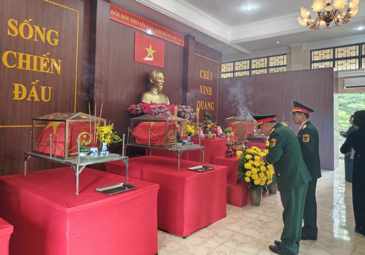 Đại biểu thắp hương viếng hương hồn các Anh hùng liệt sĩ tại nhà tưởng niệm.jpg (220 KB)