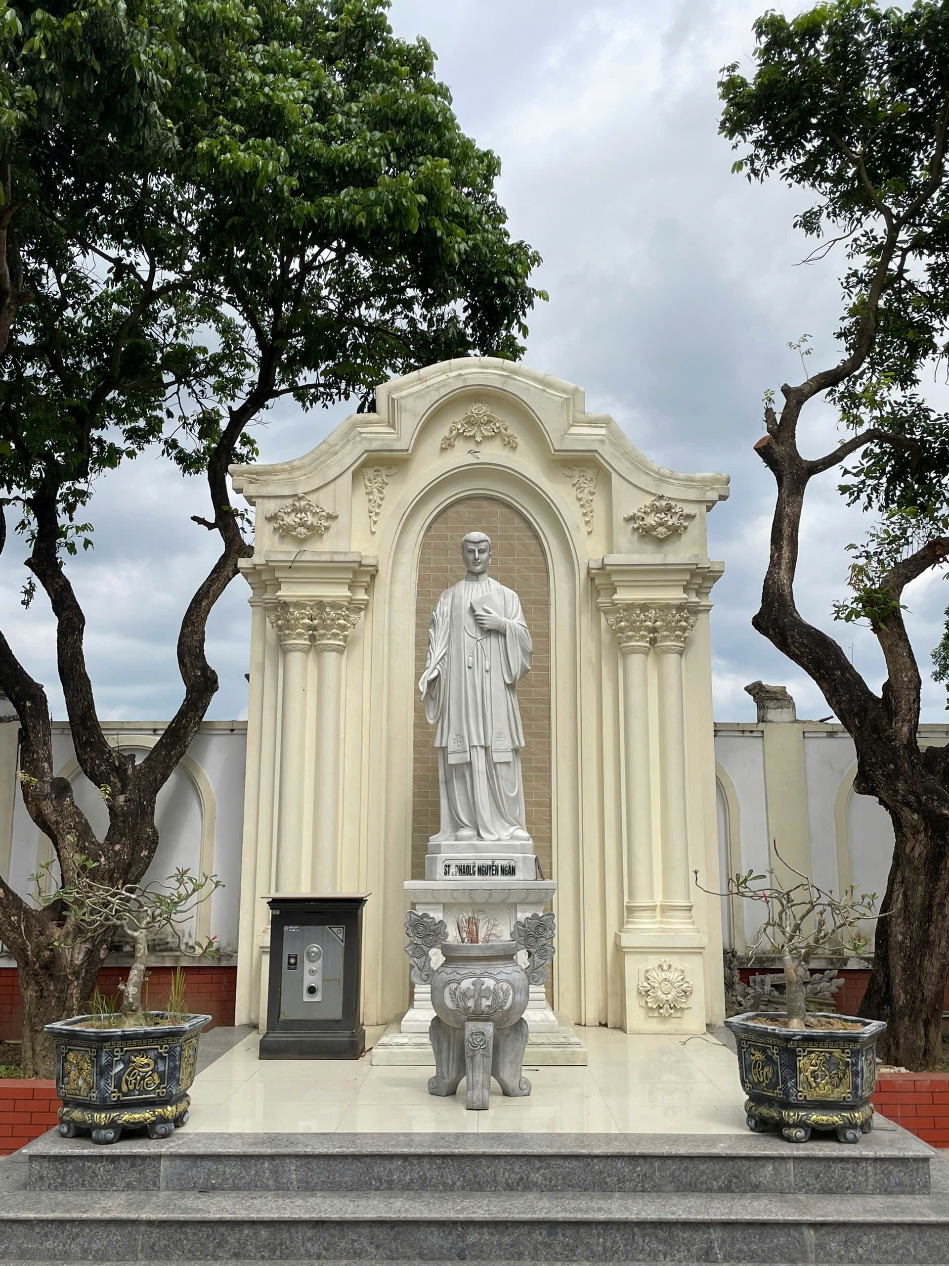 Hình 2.1.2 – Đài Thánh Phaolô Nguyễn Ngân.jpg (985 KB)