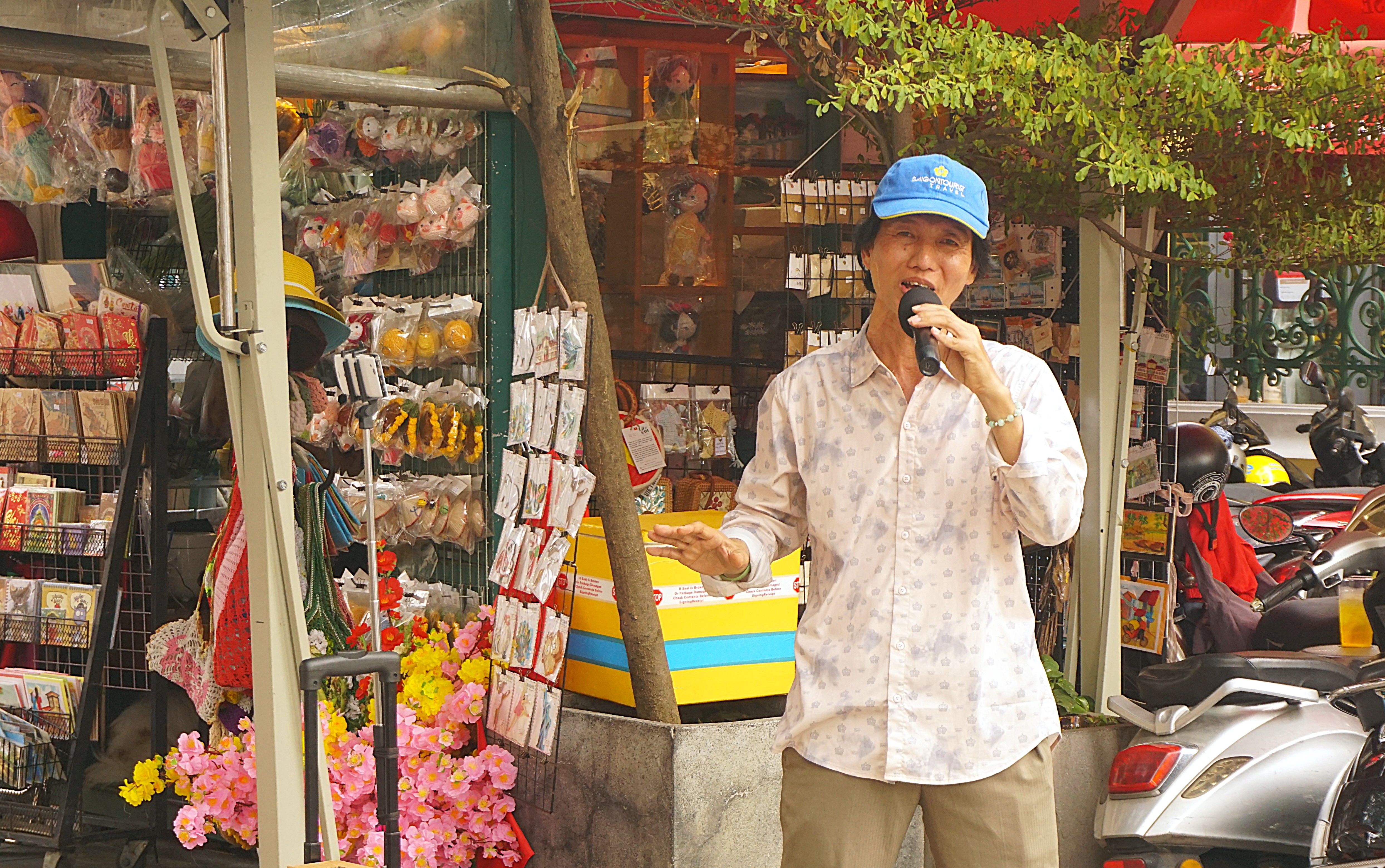 Nụ cười, lời chào và cái vẫy tay thân thiện là hình ảnh quen thuộc của ông Võ Hồng Lâm mỗi khi có người qua đường(1).JPG (3.21 MB)