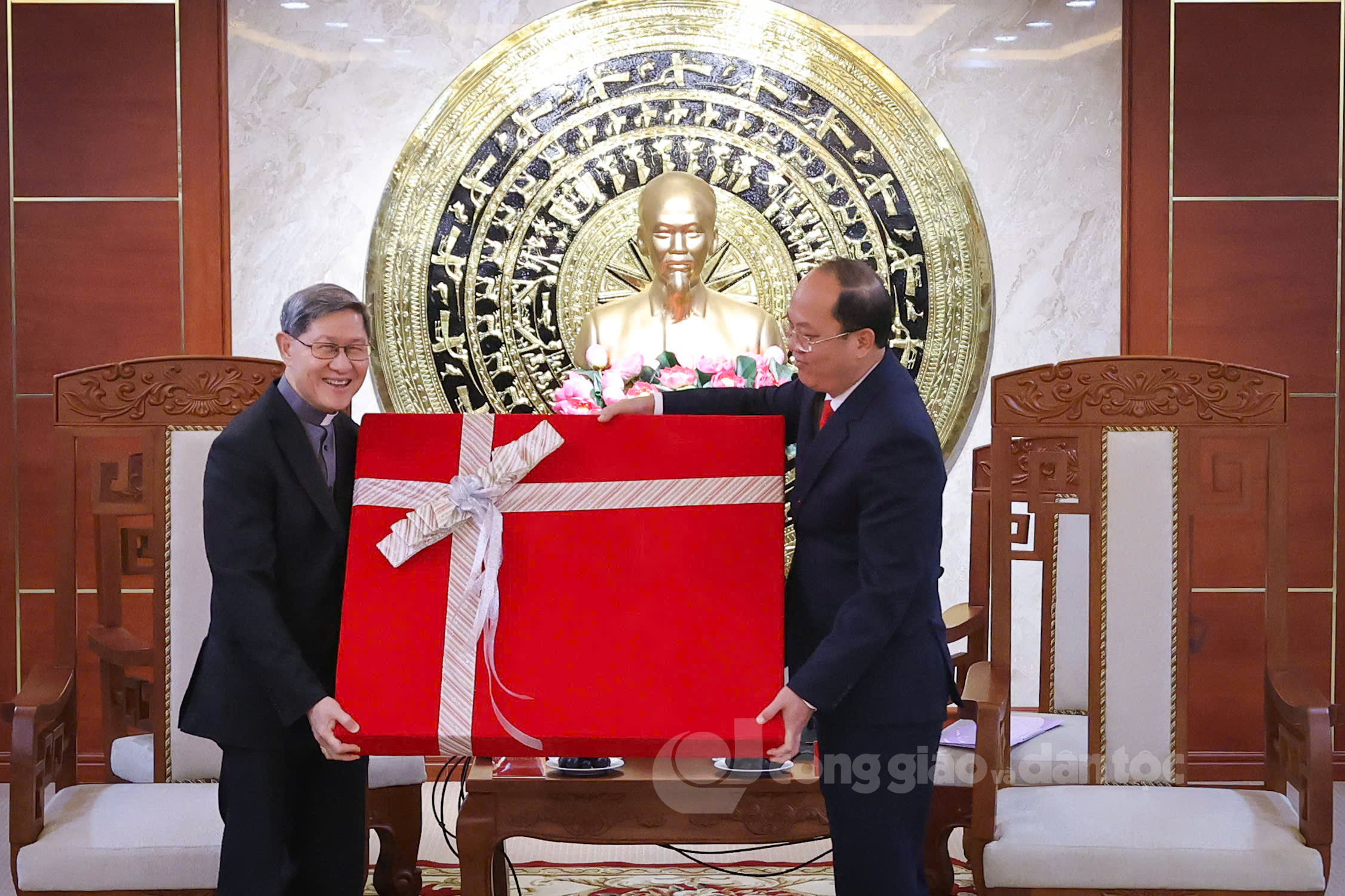 4 TỉnhUyCamautiep HYTagle.jpg (936 KB)