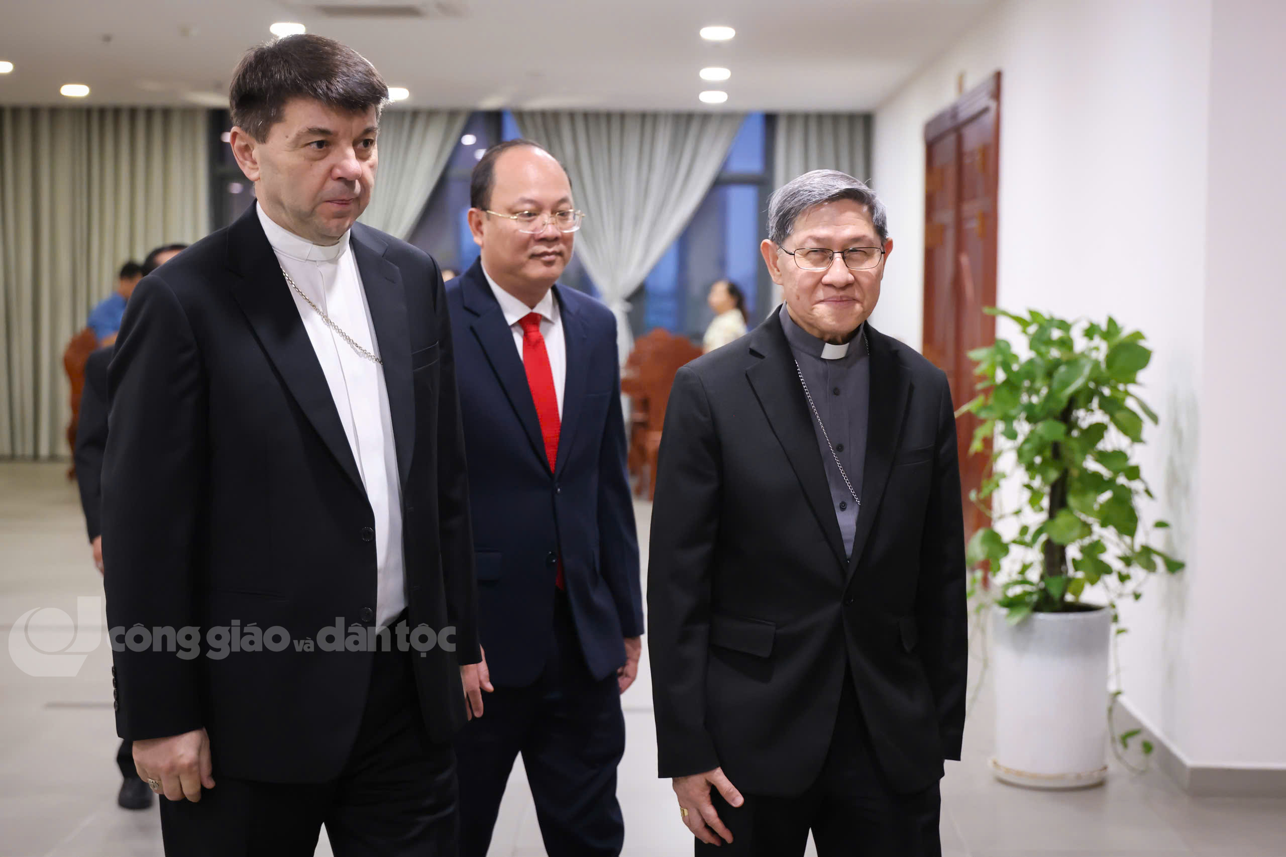 5 TỉnhUyCamautiep HYTagle.jpg (510 KB)