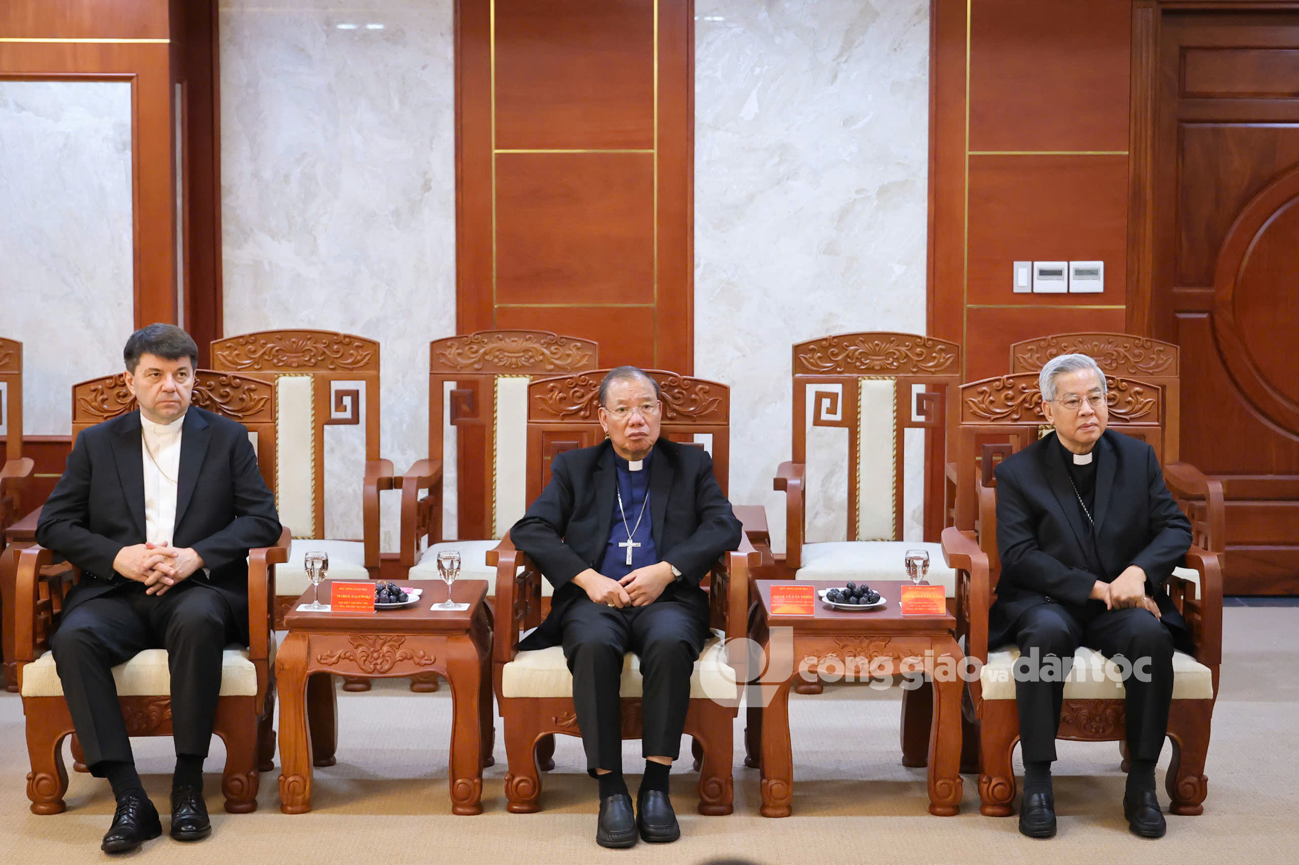 8 TỉnhUyCamautiep HYTagle.jpg (903 KB)