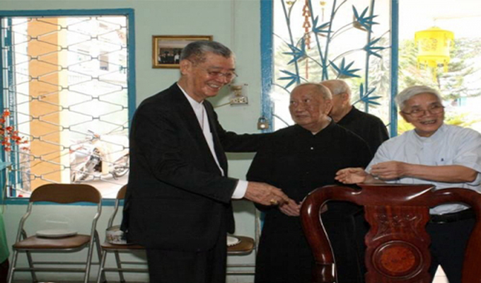 linh mục hưu