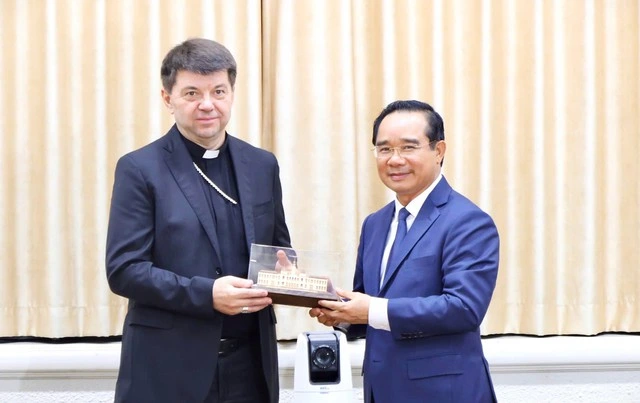 Đức Tổng Giám mục Marek Zalewski thăm UBND TPHCM