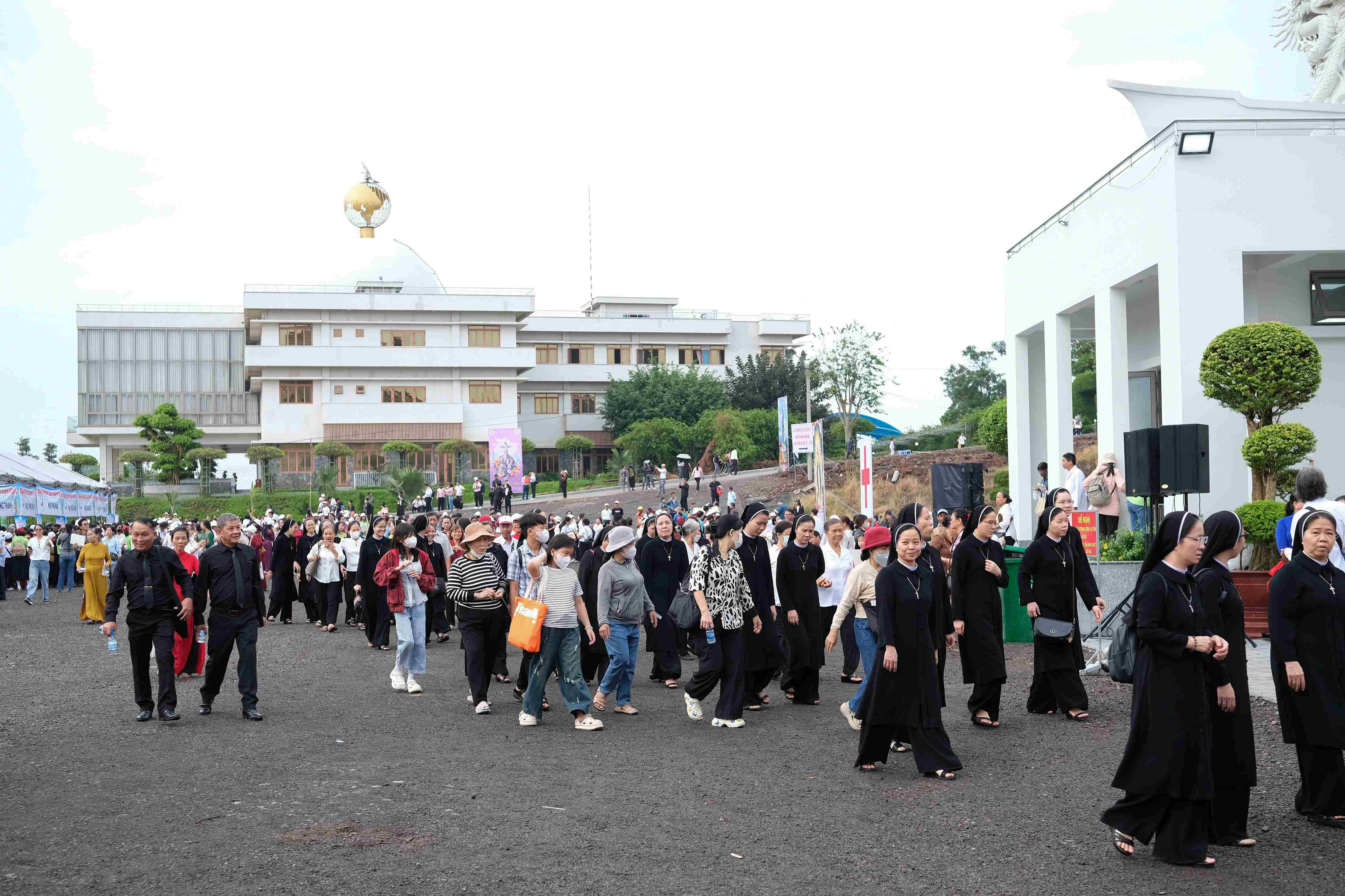 13.000 người đổ về Núi Cúi