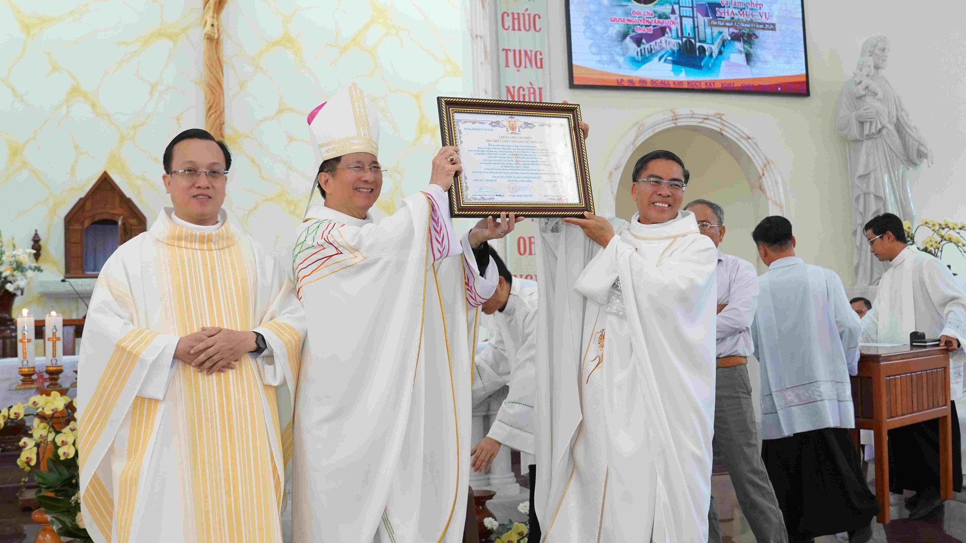 Cung hiến nhà thờ Thiên Ân