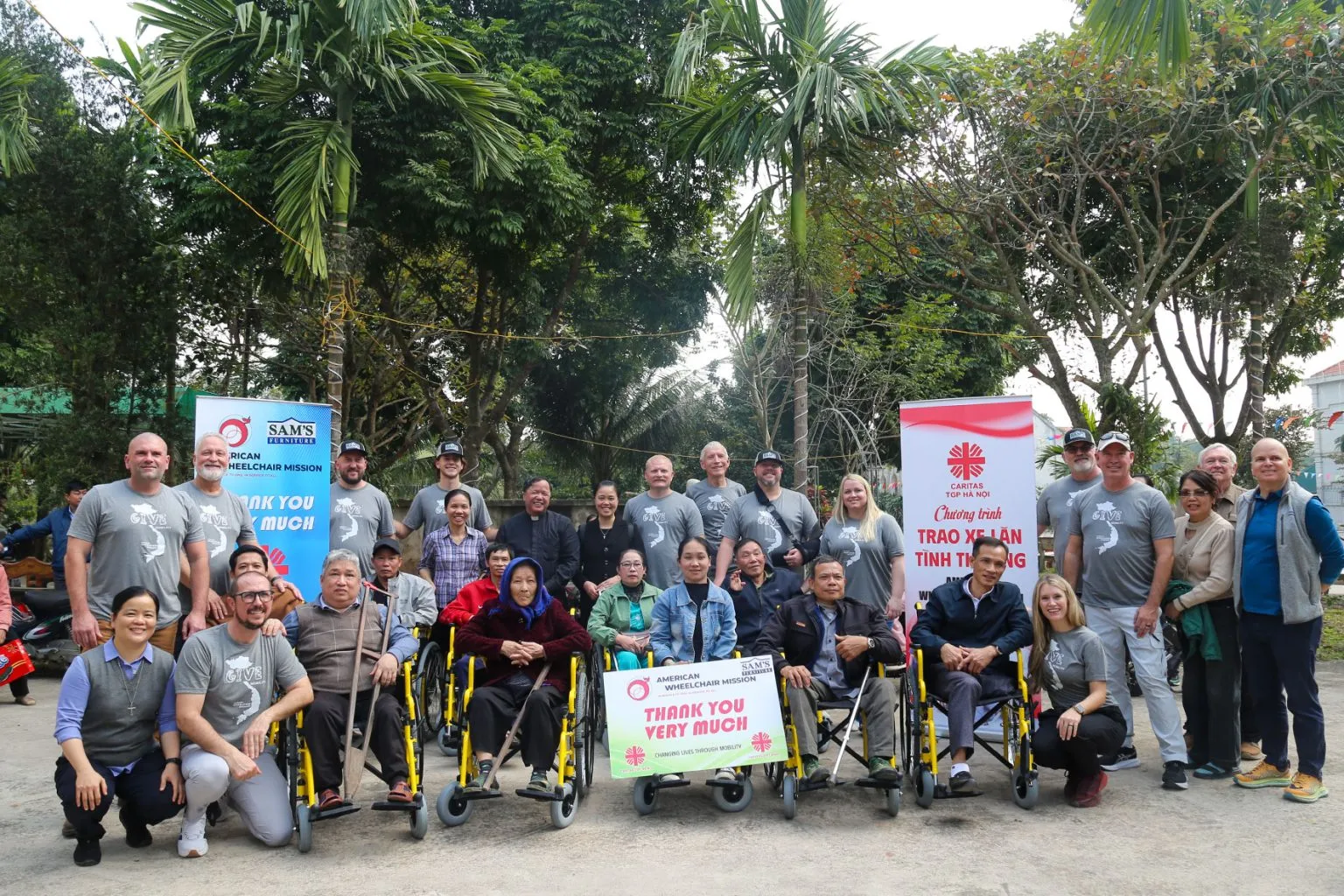 Đỡ nâng người kém may mắn