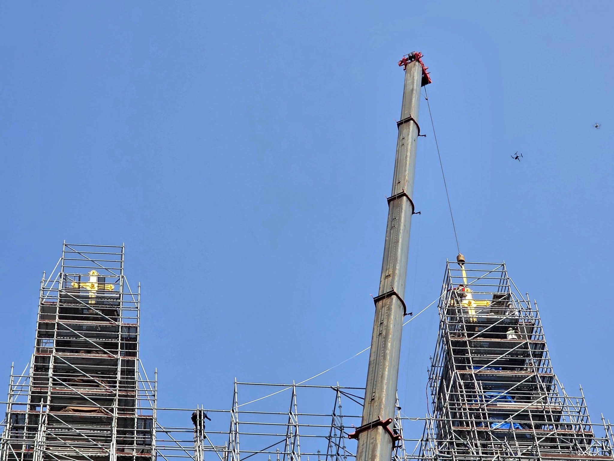 "Hai Thánh Giá đã trở lại và tỏa sáng"