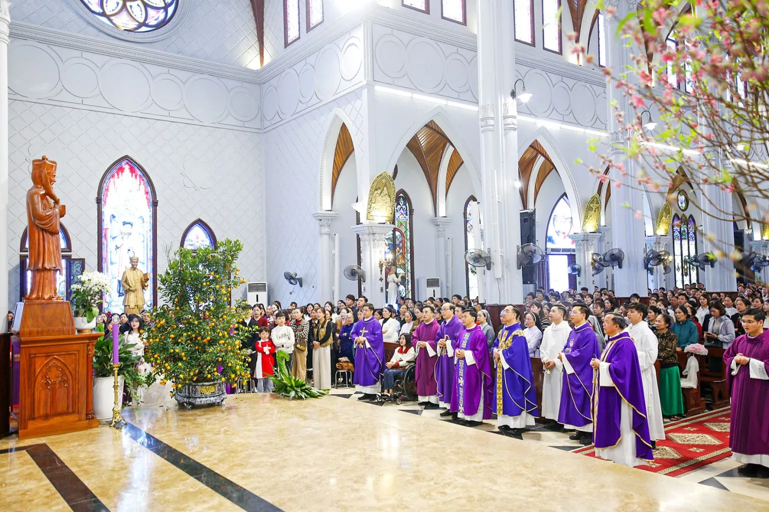 Tết Bính Ngọ, 60.000 khách hành hương đến Trung tâm Bằng Sở