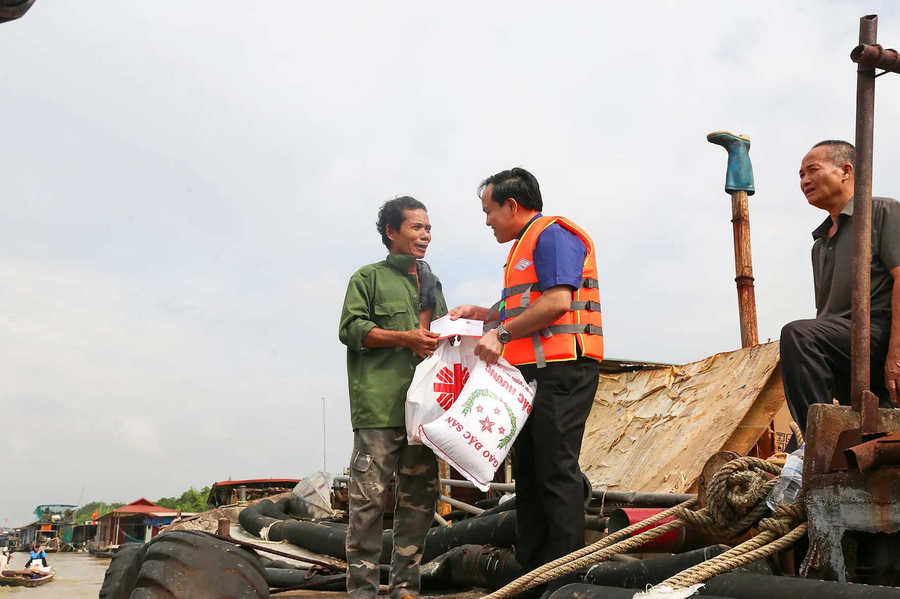 Hỗ trợ bà con vùng lũ Bắc Ninh